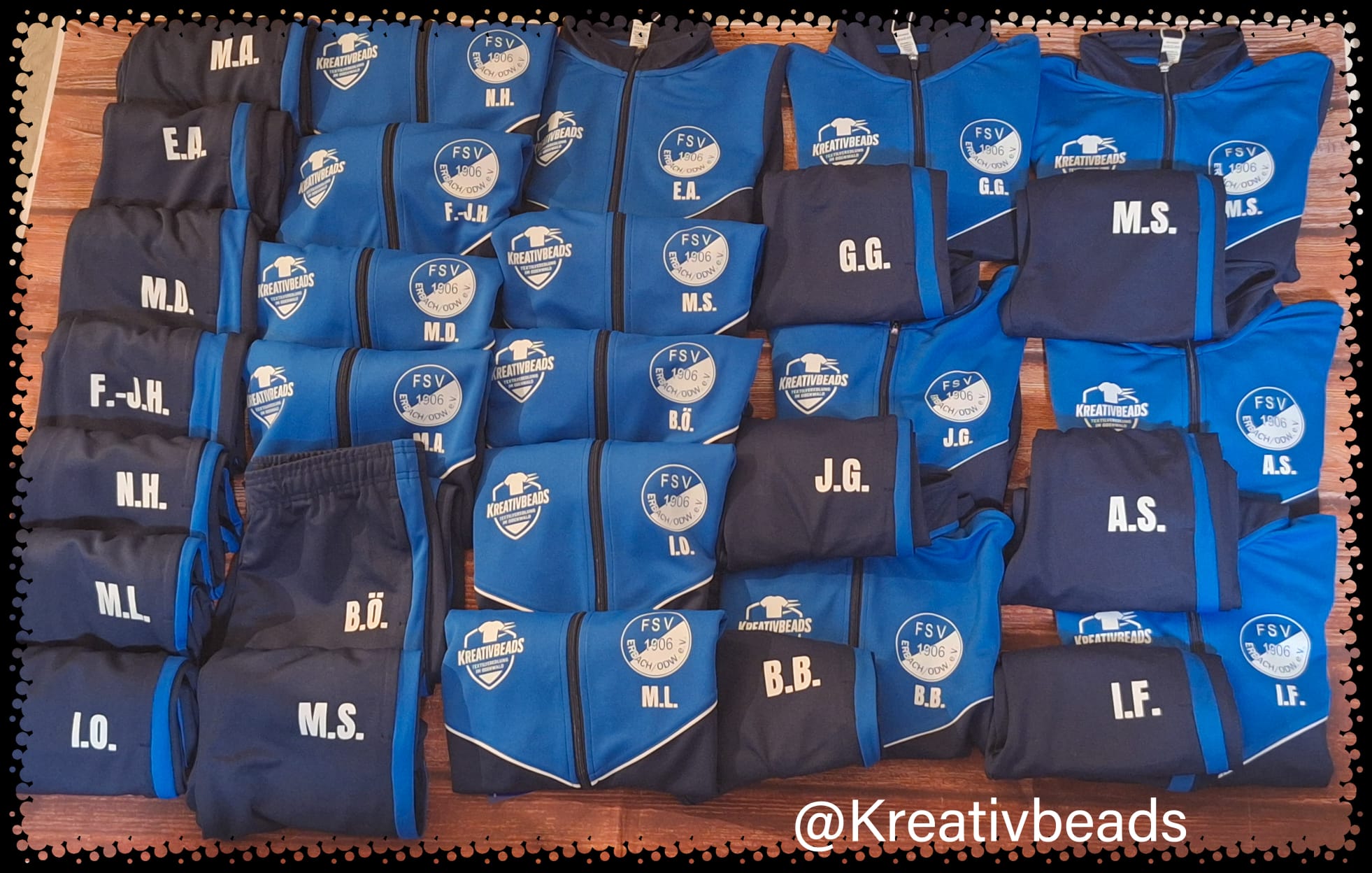 Vereins-Trikots mit Namen und Nummern